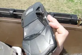 垃圾桶探宝，找到玩具，车模还有旧衣服可以穿视频封面