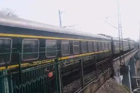 现场实拍：深圳西开往太原的K238次火车！视频封面