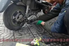 电动车后轮鼓刹盖破碎车推不动怎么造成的？师傅是如何正确处理的视频封面