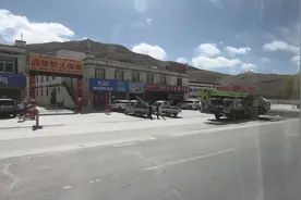 小伙游西藏，坐70分钟的机场大巴到拉萨市区，实拍出机场后的景色视频封面