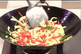 美味不可挡的家常菜胡萝卜丝炒包菜，学会了做给家人吃吧