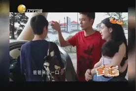 张丹峰女儿彤彤上一秒还在哭，哥哥亲一口立马就笑了，太可爱了！视频封面