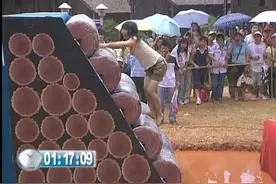 可爱女孩来冲关，小碎步跑向赛道，结果直接扑通跳到了水里！视频封面