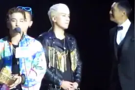 权志龙用手搭着大声肩膀 隔壁胜利的表情好像在吃醋视频封面