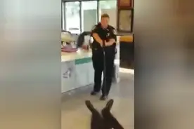 他轻轻地抓住了女警察，结果发现他犯了最大的错误视频封面