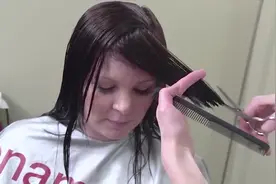 长发也要有层次感，发型师的修剪手法干净利落