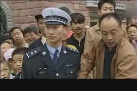 交警处理酒驾，大叔询问被无视，结果大叔公安局长，有好戏看了！视频封面