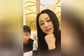 曹颖直播儿子大秀街舞 被问到是否要二胎 她这么回答！视频封面