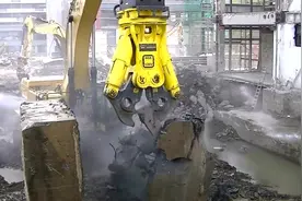 当挖掘机装上液压剪，钢筋、水泥统统强力直接剪碎！