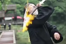 八旬老道士展示真功夫，一套剑法让人眼花缭乱，还不喘气视频封面