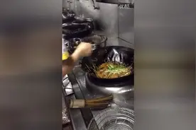 饭店厨师做炒面，不到三分钟就炒好了！