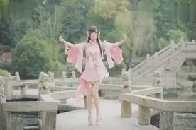 女孩公园里跳《桃源恋歌》，不仅长得漂亮身形还苗条，主要大长腿
