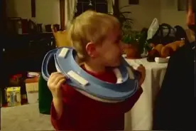 熊孩子上厕所急忙跑出来，接下来的场景让妈妈笑翻了图片