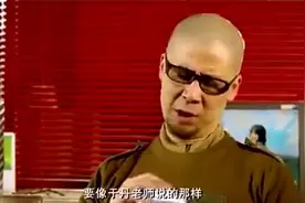 女员工尿急上厕所，恰巧碰到老总视察工作视频封面