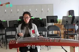 中国古典乐器之古筝，给大家讲一下古筝的步骤左手握拳掌骨突出