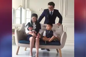 主持人沈南全家福首曝光夫妻俩很有夫妻相 大儿子眼神有“意思”视频封面