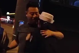 拥抱！民警出差一个半月，辅警妻子得知老公回来，两人在押解现场匆匆相见后，各自回到工作岗位④#爱视频封面