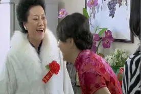 穷女婿开着宾利来接女儿，丈母娘都看傻眼了，整整一长队的豪车视频封面