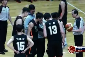 突发！全运会湖北VS山东，张磊防守中不慎受伤倒地！视频封面