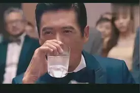 赌神周润发跟老外玩扑克，一亿五千万的赌局，开牌瞬间太霸气！视频封面