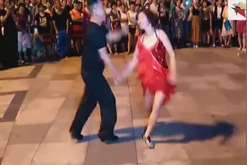 一男一女夜幕下跳双人广场舞《情路弯弯》数百人围观掌声不断