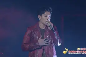 MR颁奖最受欢迎新人冯建宇演唱《钢铁森林》，吃光主题曲后登场