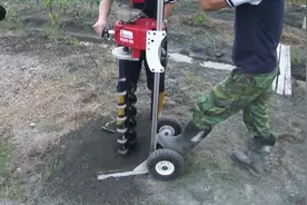 又是一年栽树时，小型植树挖坑机，农民的好帮手视频封面