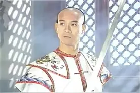 郑少秋版乾隆太经典，抽出腰间软剑再归位！这剑术太帅了吧