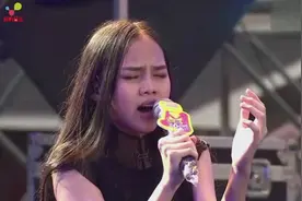 14岁的汤晶锦,，那个唱天亮了的小女孩长大了，不比专业歌手差！