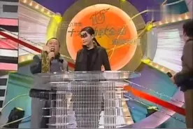 王菲获得98香港最受欢迎女歌手，上台后直接把奖杯抱在怀里！视频封面