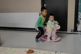 给11个月妹妹买了个新玩具，没想到7岁的哥哥玩得比妹妹还起劲。视频封面