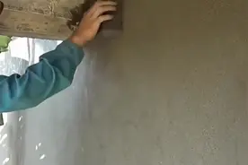 水泥墙抹的坑坑洼洼，看泥瓦工师傅怎样把它补平，真考验技术-