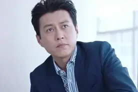 美女不慎将玩具车踩坏，帅哥路过出手帮忙，两人眉目传情！视频封面