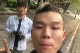 校园马路拍照，男生就要这样拍#高校拉歌 @抖音小助手 @摄影讲师李小龙