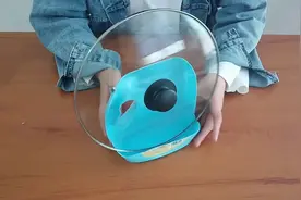 洗衣液空瓶最实用改造，只需几刀，放在厨房摇身一变成锅盖支架视频封面