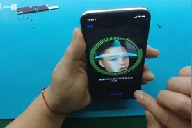 美女的iPhoneX面容识别不了，屏幕还脱胶，一修轻松发现”病根“视频封面