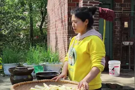 农村姑娘教你怎么制作老坛酸笋，做法简单，做出来酸爽鲜嫩