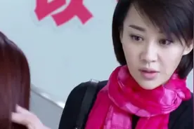 美女遇到闺蜜，发现手臂上的伤，非常好奇！视频封面