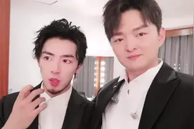 声入人心巡演顺利！王凯直播带梅溪湖女孩看后台视频封面