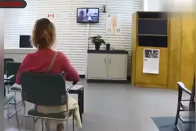 边上椅子没人坐却一直摇晃，路人监控中看到白衣小女孩，吓得大叫视频封面