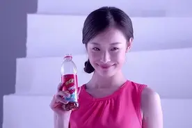没等拍完广告，姑娘肚子都喝胀了，引来阵阵掌声视频封面