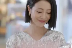 女孩穿上一双限量版的高跟鞋，服务员硬说不合适，结果惊艳了视频封面