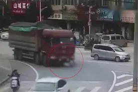 惨烈！搭载三名小孩的电动车遭货车碾压 两女孩不幸身亡视频封面