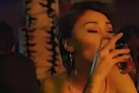 有的时候并不是男人坏，这位美女就是喝太多，主动跟男人走的视频封面