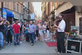 会吹萨克斯的男人真是魅力十足，分分钟成为整条街的焦点！