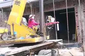 妙龄美女在农村建筑工地开吊车，每天150块挺知足？技术活儿啊！视频封面