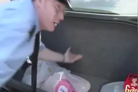 明明听到后备箱里传出呼救声，打开一看啥也没有视频封面