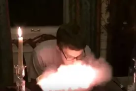 美国少年糖霜蛋糕庆生 吹蜡烛引起火焰险毁容图片