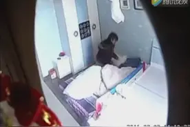 实拍女子狂抽男童耳光 殴打后用被子蒙住其头部图片