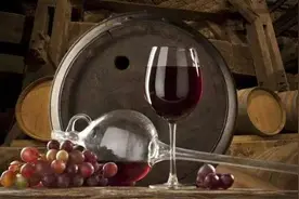 两个人一瓶红酒让时光定格在浪漫的夜图片